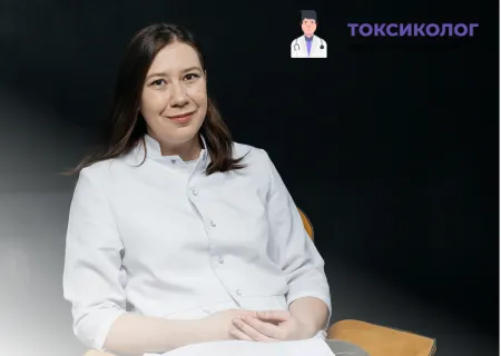 Врач-психотерапевт наркологической клиники проводит лечение игромании.